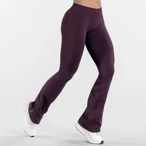 Pantalon de yoga évasé sans coutures taille haute en violet foncé, ajustement et style sport.