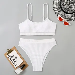 Bikini deux pièces blanc côtelé avec un haut à col U et un bas taille haute élégant.