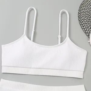 Détail haut de bikini côtelé blanc col U, bretelles réglables, style minimaliste épuré.