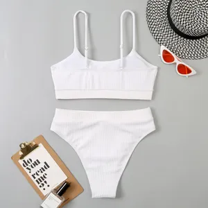 Bikini deux pièces côtelé blanc avec haut à bretelles col U et bas taille haute.