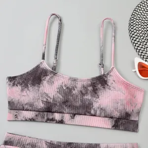 Vue détaillée du haut de bikini rose côtelé tie-dye avec encolure en U et bretelles réglables.