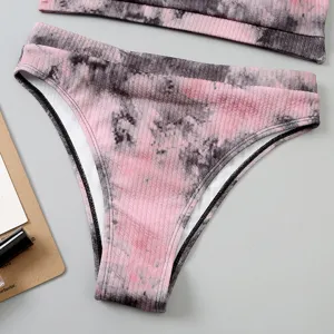 Bas de bikini taille haute côtelé avec motif tie-dye rose et noir pour l'été à la plage.