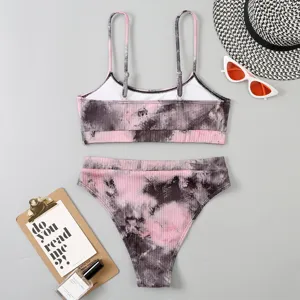 Vue de détail de l'ensemble bikini taille haute côtelé tie-dye rose avec accessoires plage.