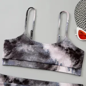 Détail haut de bikini côtelé tie and dye, bretelles ajustables et col en U pour vacances plage.