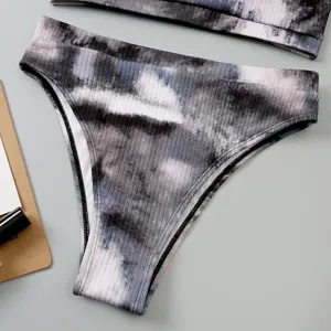 Gros plan détail de bas de bikini taille haute côtelé pour femme avec imprimé marbré tie-dye.