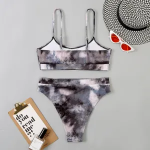 Vue détaillée du bikini côtelé tie-dye pour femmes avec col U, bretelles ajustables et taille haute.