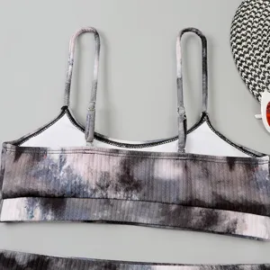 Détail haut de maillot de bain côtelé tie and dye, bretelles U sexy plage été pour femme.
