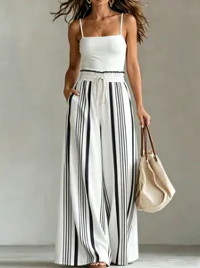Vue détaillée d'un pantalon large rayé à taille haute, cordon décontracté et coupe fluide.