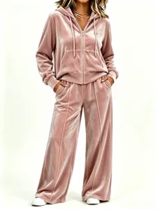 Ensemble de survêtement décontracté en velours rose avec sweat à capuche et pantalon large.