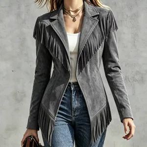 Vue detaillee de la veste elegante en daim a franges avec revers et manches longues en gris.
