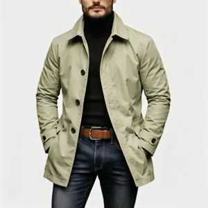 Detailansicht der lässigen Herren Trenchcoat Jacke kombiniert mit schwarzem Rollkragen.