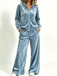 Vue détaillée de l'ensemble de survêtement en velours bleu doux pour femme et fille.