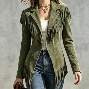 Vue de détail de la veste frangée en daim pour femme, manteau slim à revers et manches.