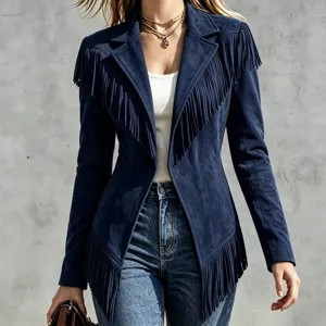 Vue détaillée de la veste à franges en suédine bleue pour femme avec revers et manches longues.