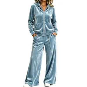 Ensemble de survêtement en velours femme veste à capuche zippée et pantalon large chic.