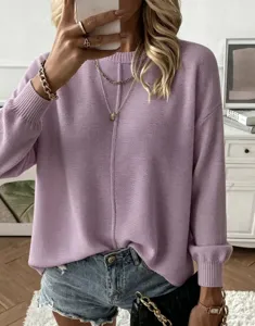 Vista detallada del suéter de punto de manga larga con cuello redondo para mujer en lila.