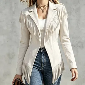 Vue détaillée de la veste à franges en suédine beige, mettant en valeur la texture.