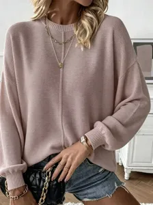 Vista detallada del jersey de punto holgado con cuello redondo para mujer y mangas largas.