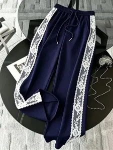 Pantaloni casual blu navy con eleganti strisce laterali in pizzo bianco, vita alta comoda.