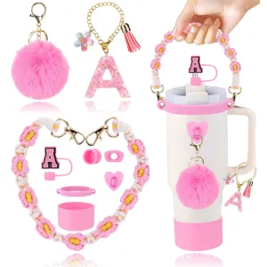 Set accessori per tazza rosa con tracolla intrecciata, pon pon e ciondolo con lettera.