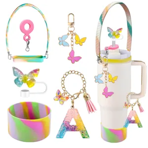 Vista dettagliata del set di accessori colorati per tazza con tracolla e simpatici ciondoli.