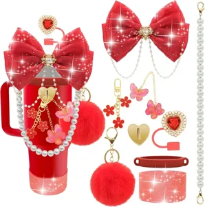 Set di accessori con ciondoli per bicchiere Stanley con fiocco rosso e pompon grazioso.