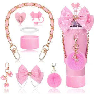 Dettaglio del set di accessori per tumbler rosa con catena decorativa, pon pon e fiocco.