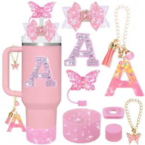 Dettaglio accessori borraccia rosa con strass lettera fiocchi e copertura base glitter