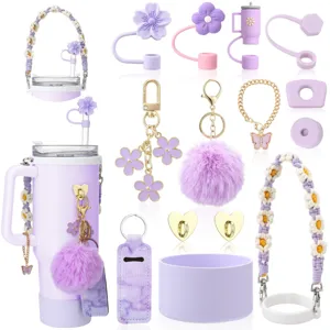 Set accessori per borraccia viola con tracolla, pon pon, copricanna e custodia in silicone.