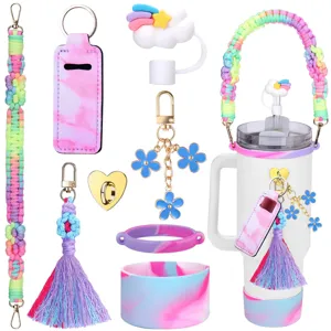 Accessori per tazza Stanley con tracolla arcobaleno, base silicone e simpatici ciondoli.
