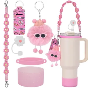 Vista dettagliata del set di accessori per tazza Stanley rosa con ciondolo in peluche.