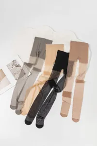 Vue détaillée de collants d'été transparents à plat, présentés en plusieurs belles couleurs.