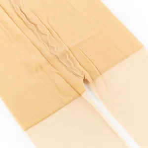 Gros plan détaillé de collants couleur chair pour femmes montrant la construction et la texture.