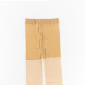 Vue détaillée de collants transparents pour femmes couleur chair, tissu ultra-fin et respirant.