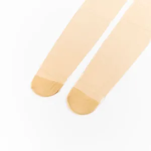 Gros plan detaille de bas transparents de couleur chair avec pointes renforcees pour l'ete.