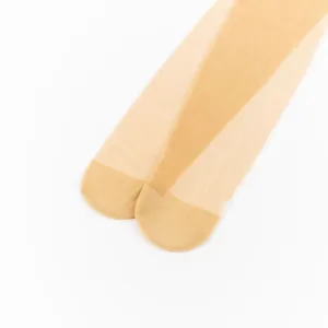 Gros plan détaillé de collants transparents ultra-fins nude avec un bout renforcé et texture lisse.