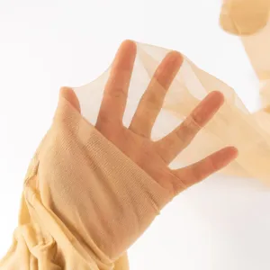 Détail de collants nude transparents, tissu extensible haute élasticité gros plan été