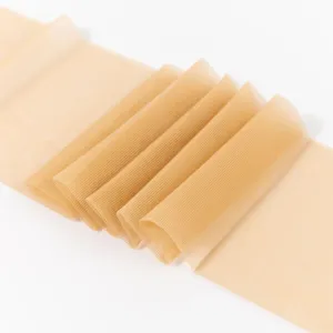 Vue détaillée d'un tissu de bas couleur chair, maille fine et texture légère et transparente.