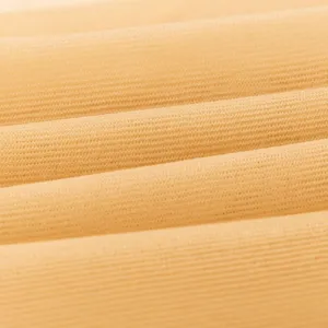 Gros plan détaillé d'un tissu de collant léger et translucide avec texture fine.