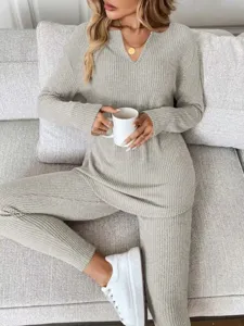 Detalle de conjunto de descanso acanalado, top manga larga cuello V y pantalón cómodo, hogar.