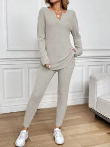 Conjunto de loungewear de punto acanalado gris con top de manga larga y pantalón ajustado.