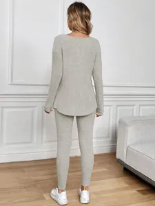 Detalle de conjunto loungewear acanalado gris, top de manga larga y pantalón texturizados.