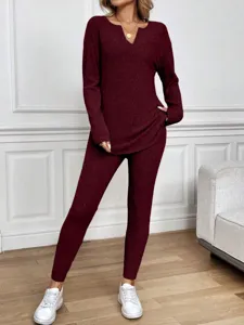 Vista detallada del conjunto de punto de manga larga con cuello en V para mujer en vino.