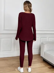 Conjunto de loungewear de canalé de dos piezas con top de manga larga y leggings.