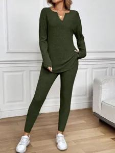 Vista detallada del conjunto de loungewear de punto acanalado, mostrando la tela y el cuello en V.