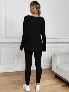 Vista trasera detallada de un conjunto casual negro de canalé con top de manga larga y leggings.