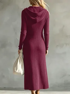 Abito maxi lungo casual da donna in maglia con cappuccio e maniche lunghe color vinaccia.