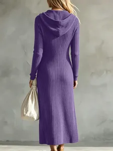 Dettaglio del retro dell'abito lungo in maglia viola con cappuccio, tessuto a costine.