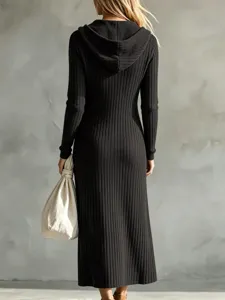 Abito lungo nero in maglia a costine con maniche lunghe e cappuccio da donna, stile casual.
