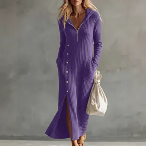 Abito lungo casual a maniche lunghe in maglia a costine con cappuccio e zip frontale.